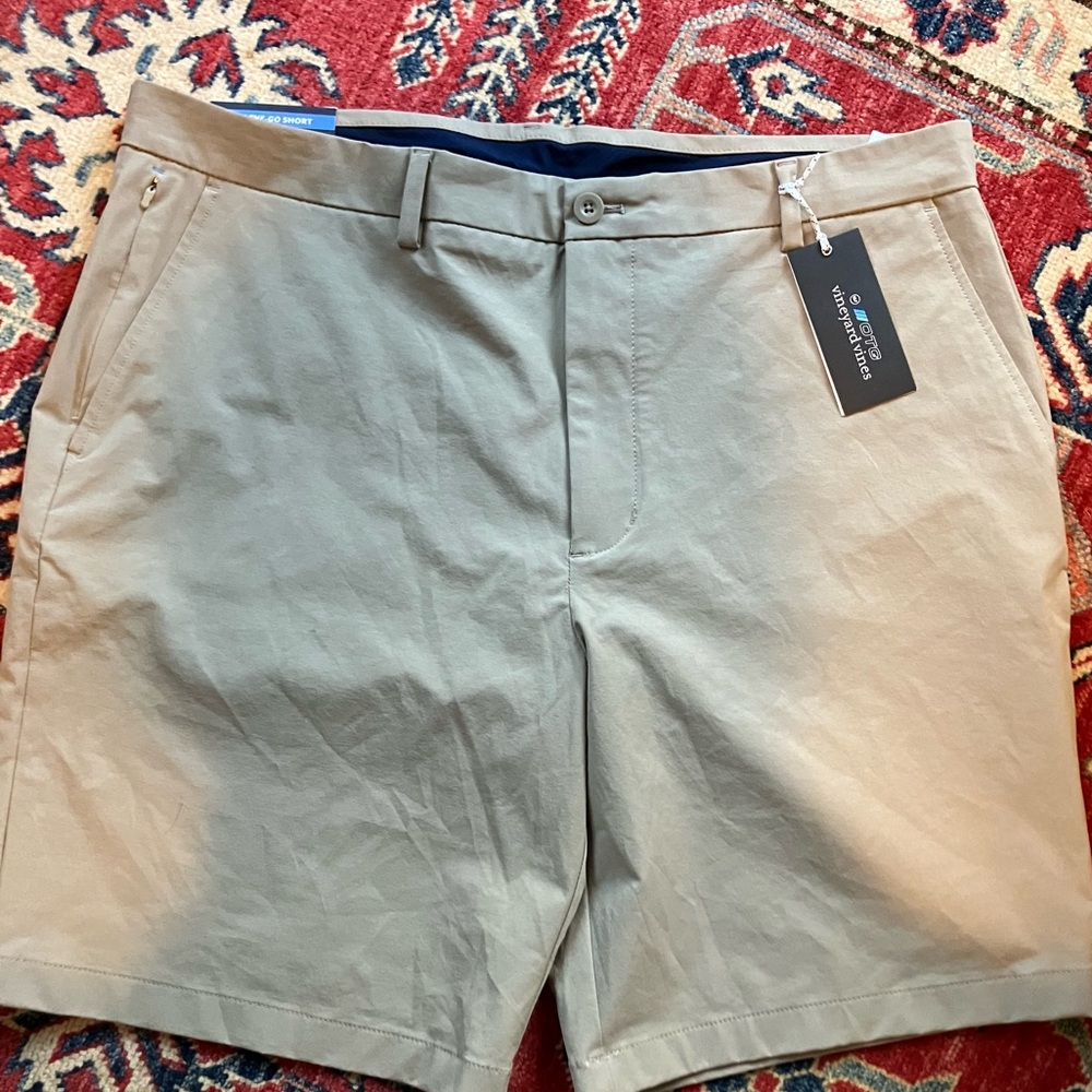 Vineyard Vines On-The-Go shorts size 38. NWT
